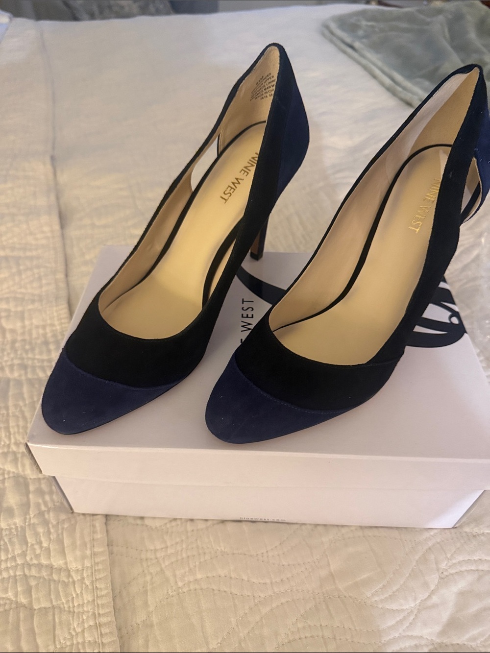 Nine West Two-Tone Navy and Black Pointed-Toe Pumps